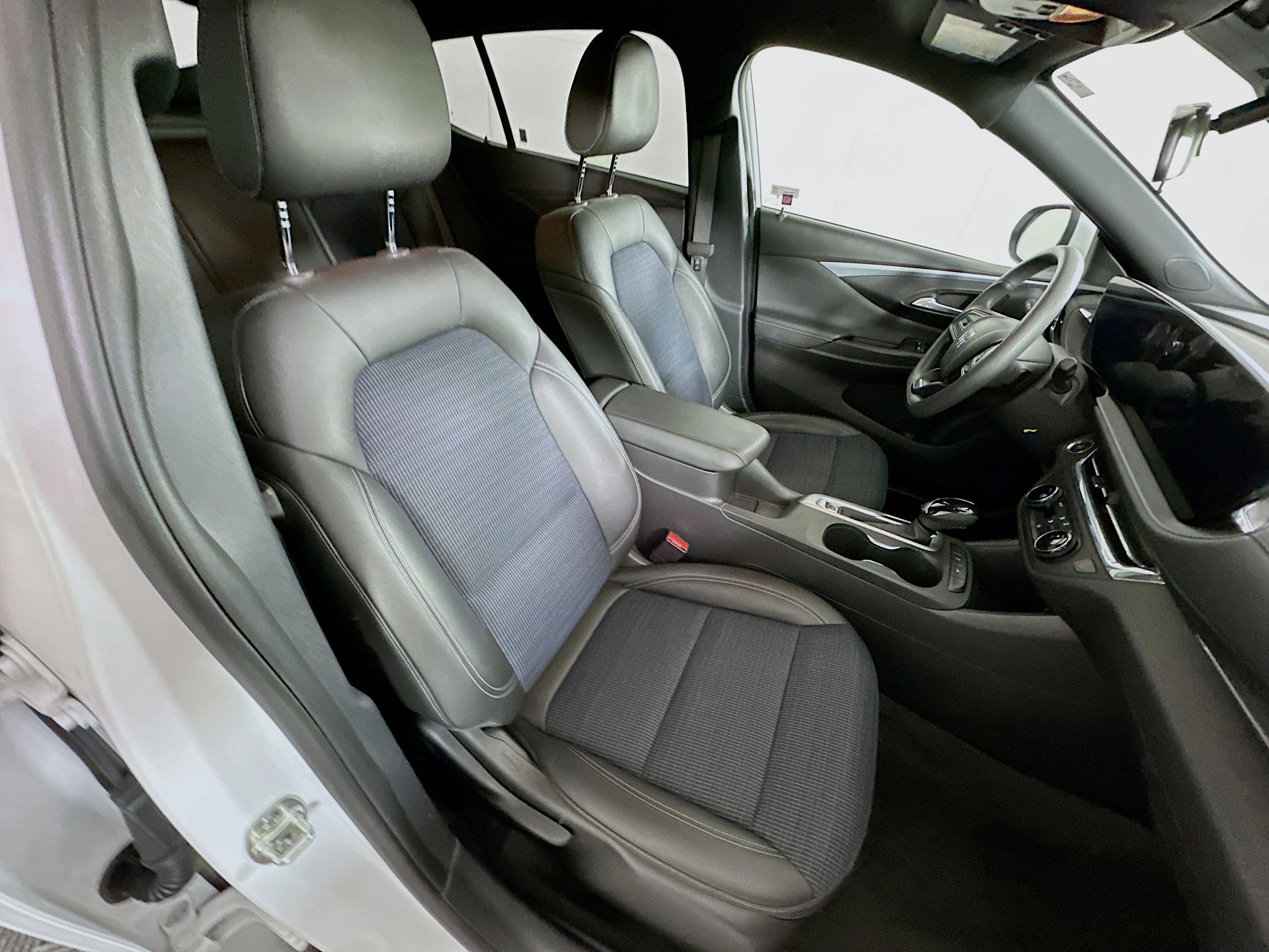 Used 2025 Buick Envista Preferred FWD image 30