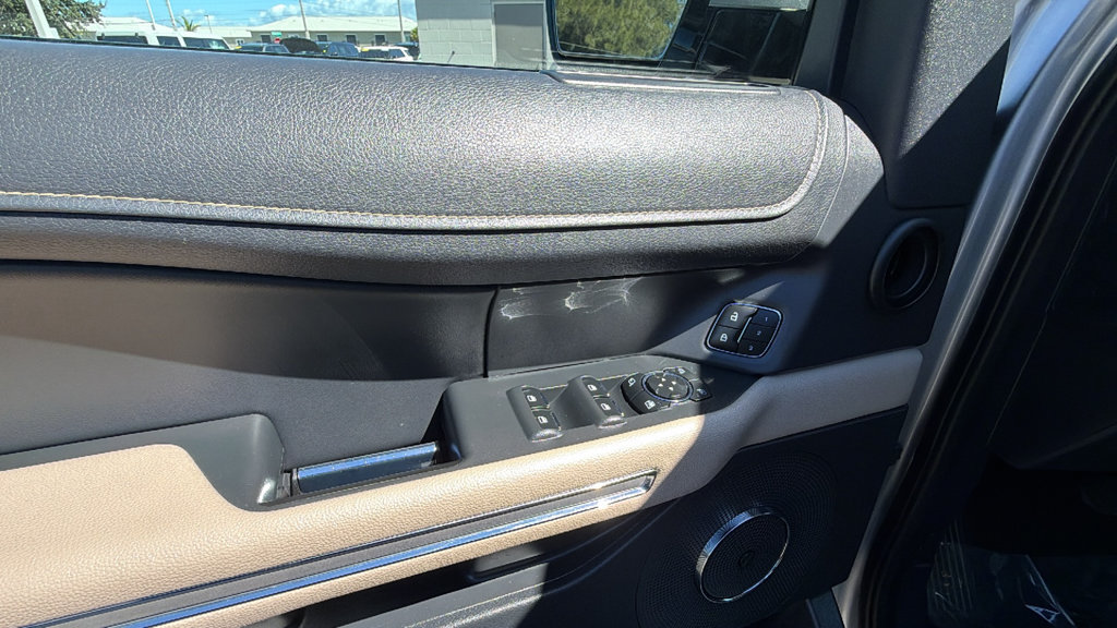 Used 2024 Ford Expedition Limited AWD/4WD image 14