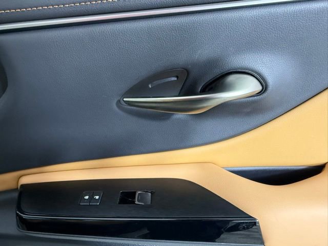 Used 2025 Lexus ES 300h w/ Premium Package image 38