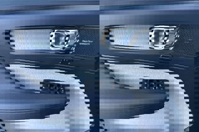 Used 2023 Volvo XC40 B4 Ultimate image 12