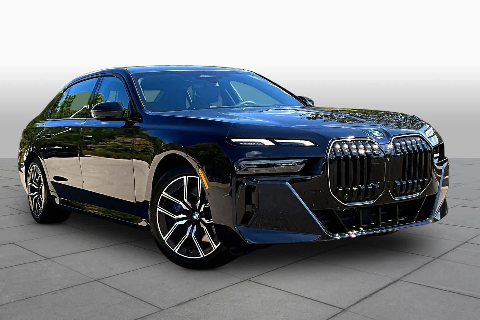 Used 2025 BMW 740i w/ Premium Package RWD image 2