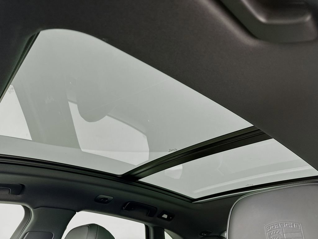 Certified 2025 Porsche Macan image 24