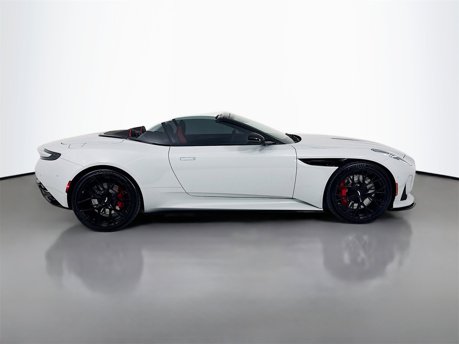Used 2025 Aston Martin DB12 Convertible image 8