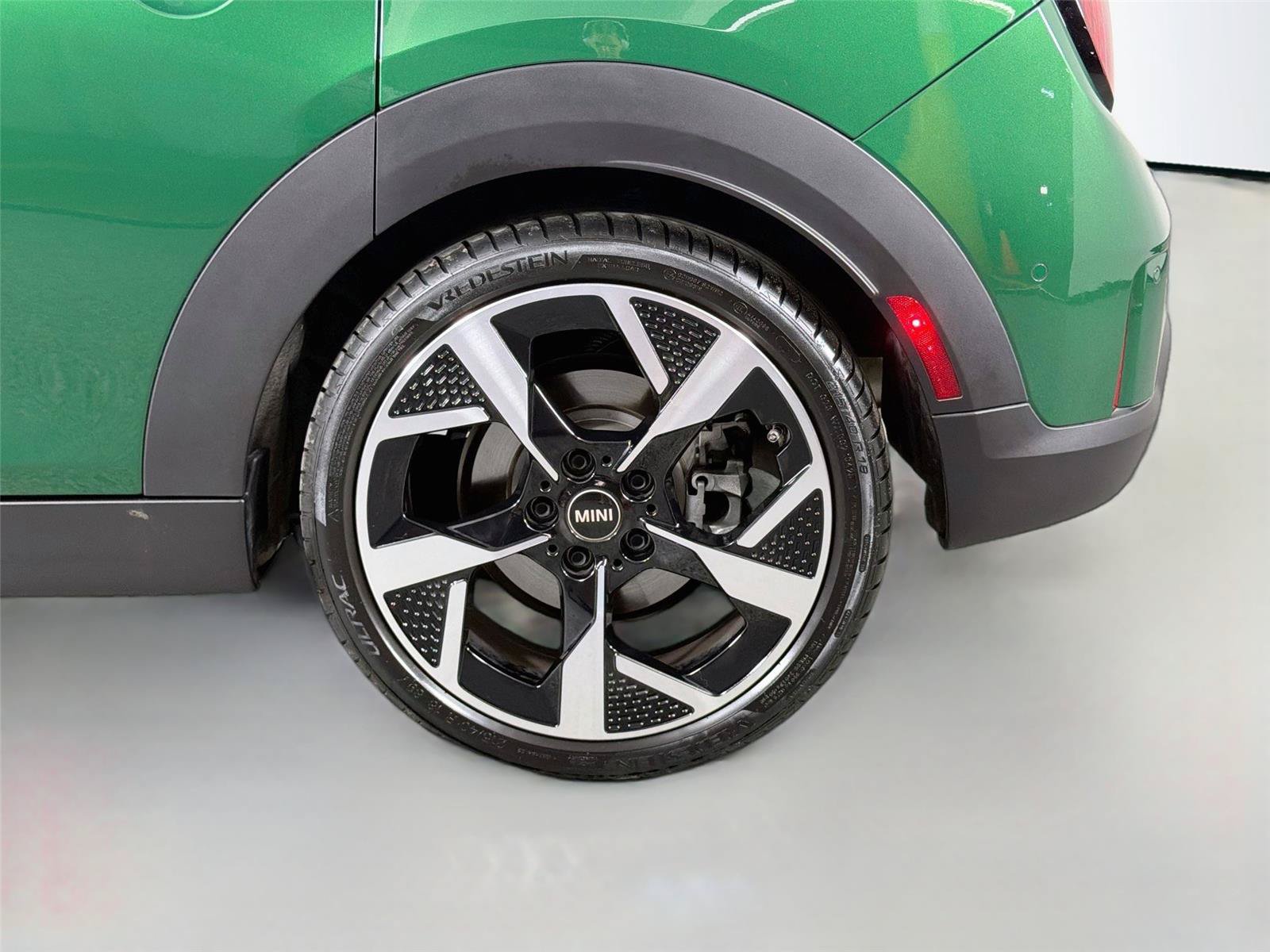 Used 2025 MINI Cooper 4-Door Hardtop FWD image 26