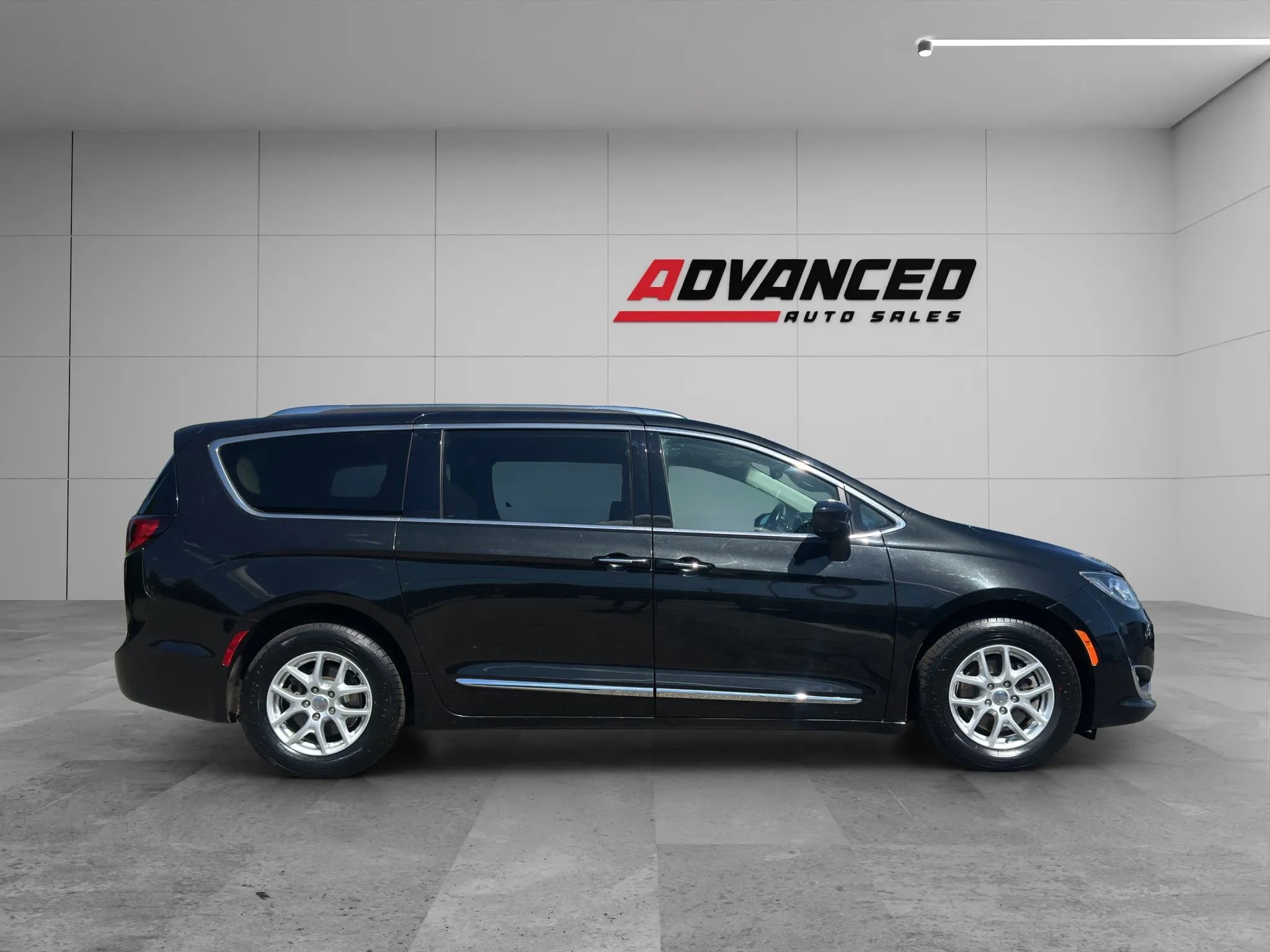Used 2020 Chrysler Pacifica Touring-L FWD image 8