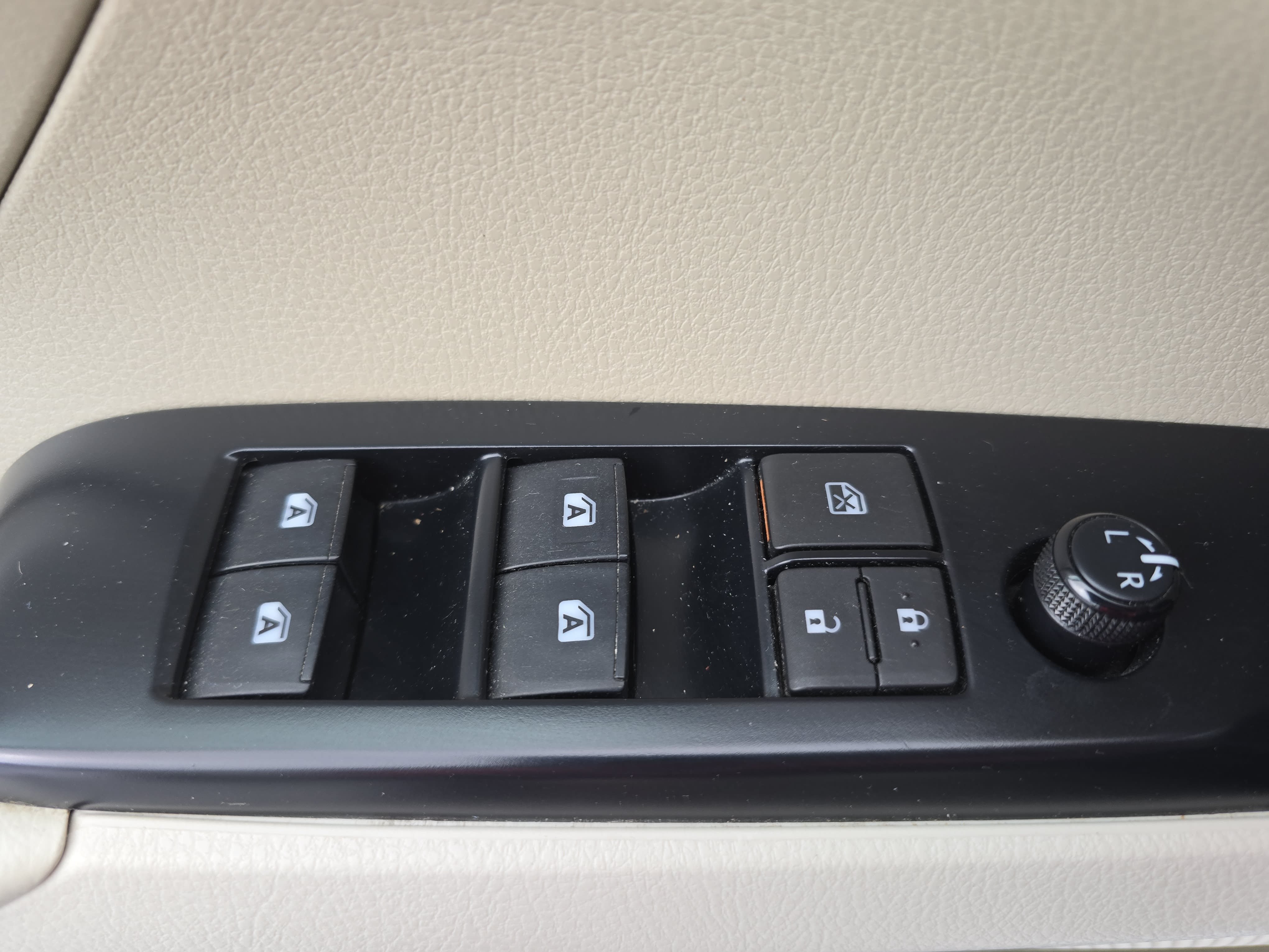 Used 2019 Toyota Camry LE FWD image 26