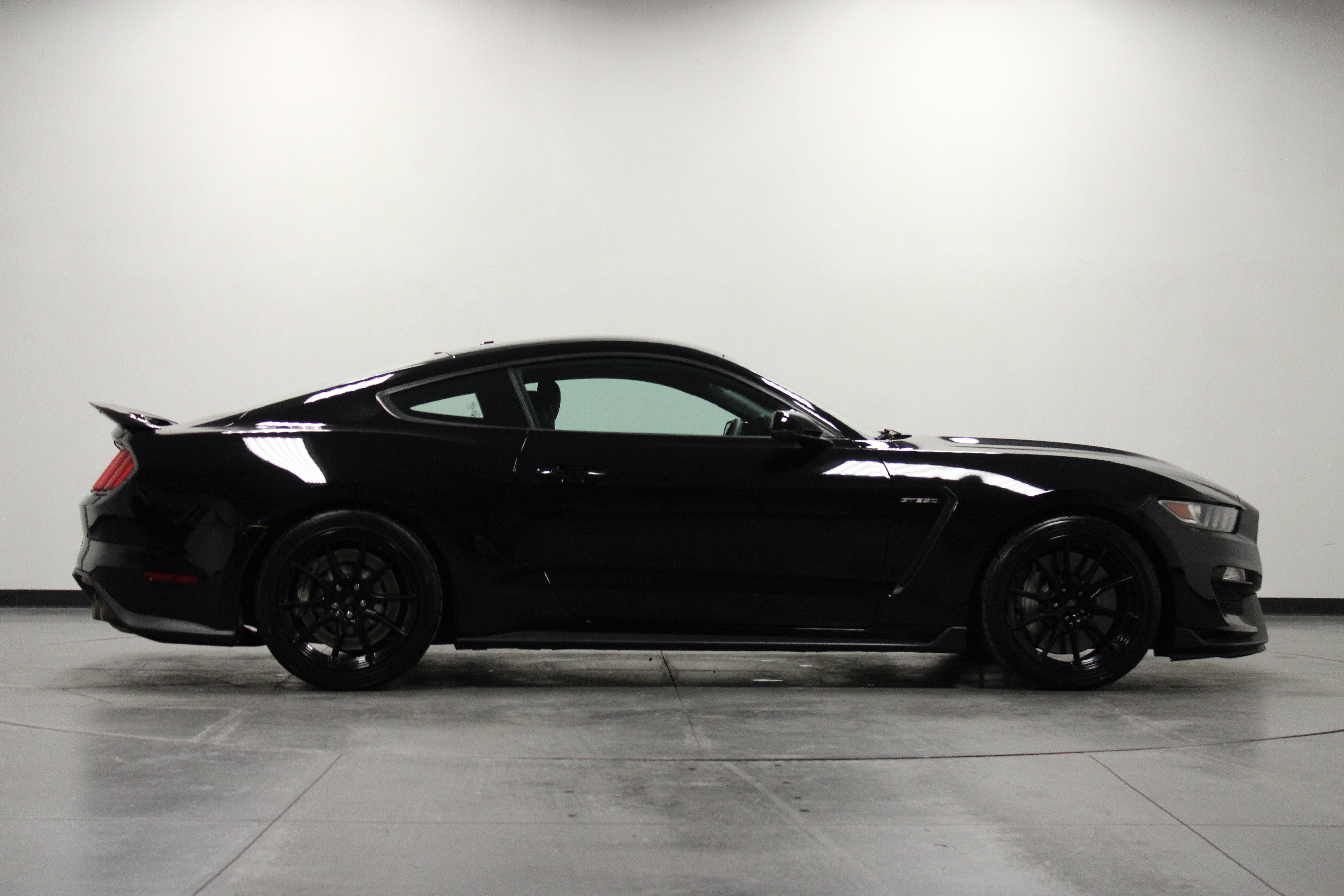 Used 2019 Ford Mustang Shelby GT350 w/ Technology Package RWD image 3