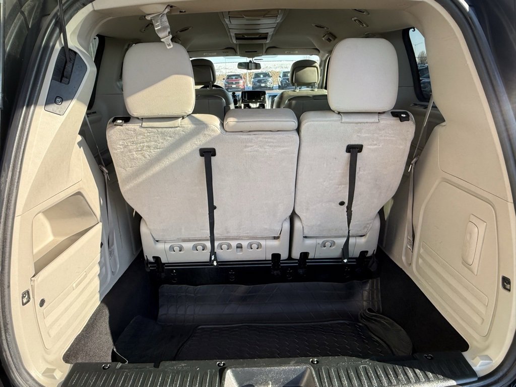 Used 2013 Chrysler Town & Country Touring image 28