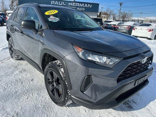 Used 2021 Toyota RAV4 LE image 1