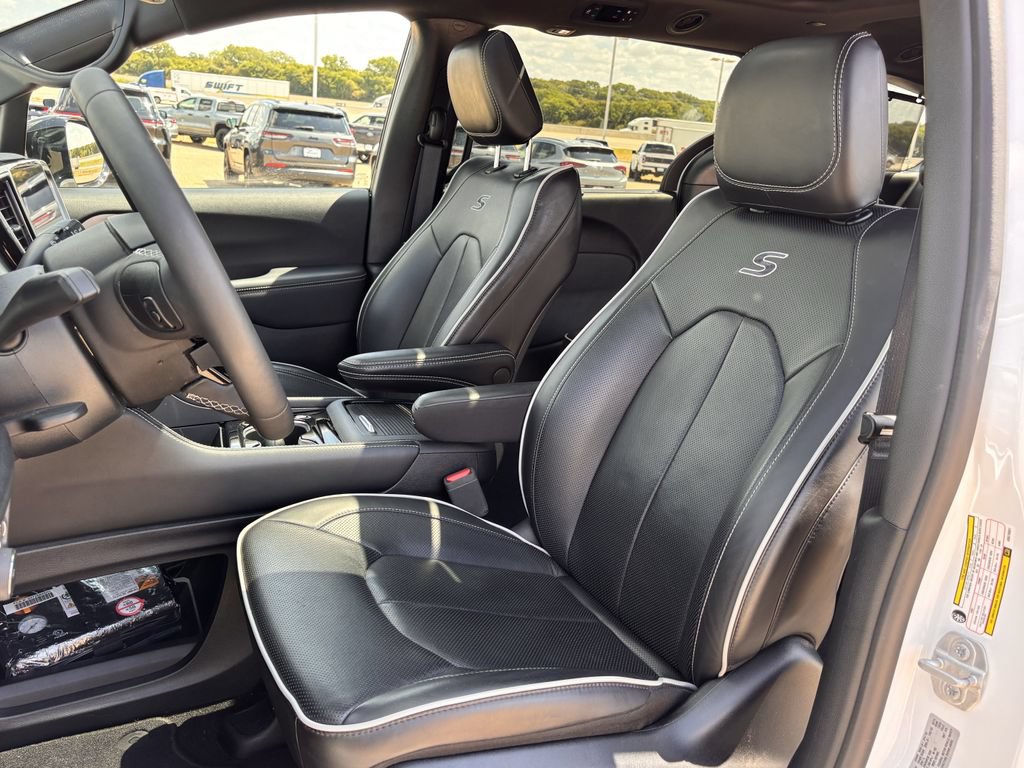 Used 2025 Chrysler Pacifica Limited FWD image 24