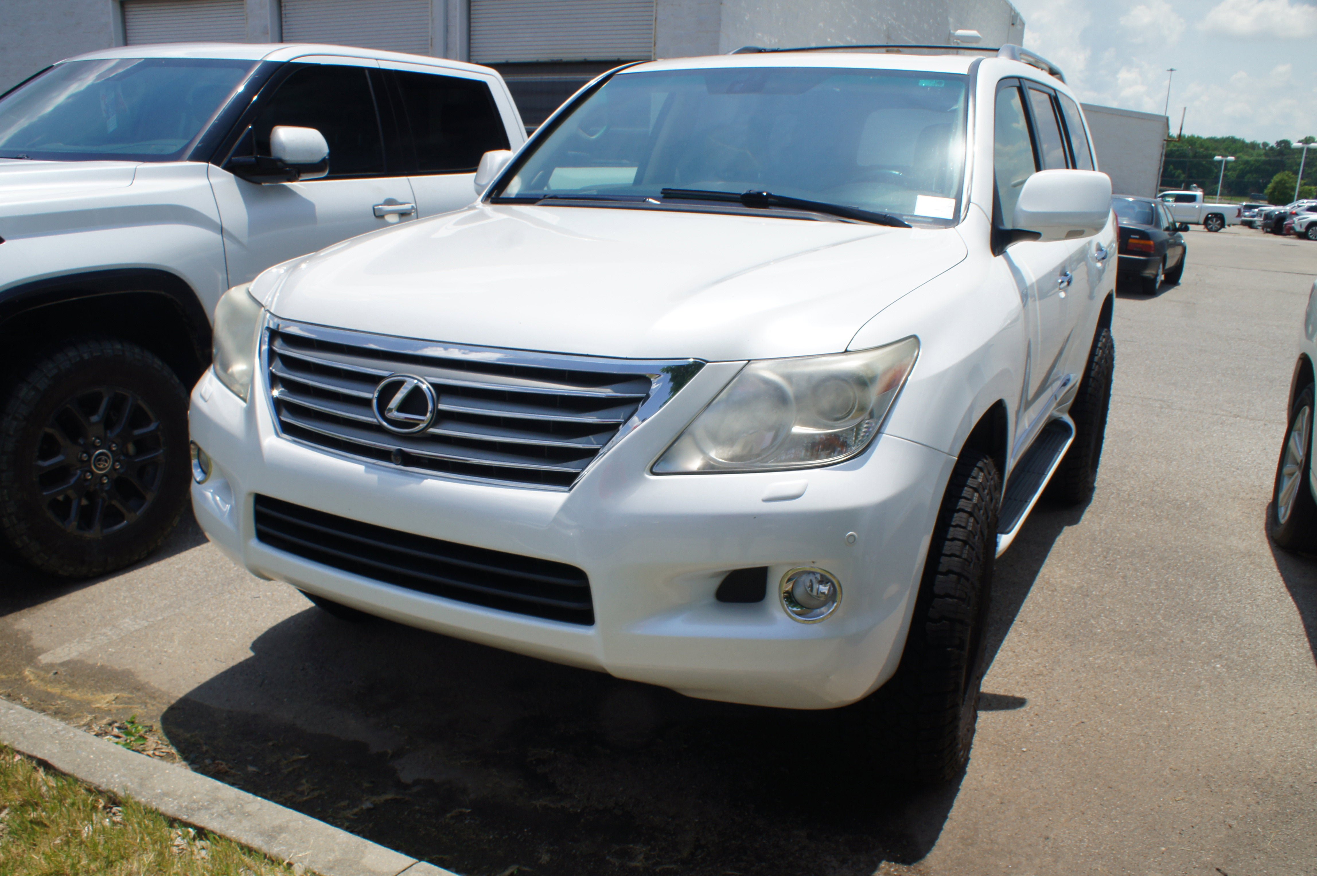 Used 2011 Lexus LX 570 4WD w/ Luxury Pkg image 1