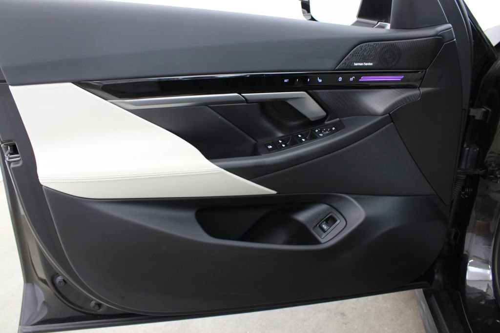 Used 2024 BMW 530i w/ Convenience Package image 16