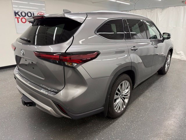 Certified 2025 Toyota Highlander Platinum AWD/4WD image 2
