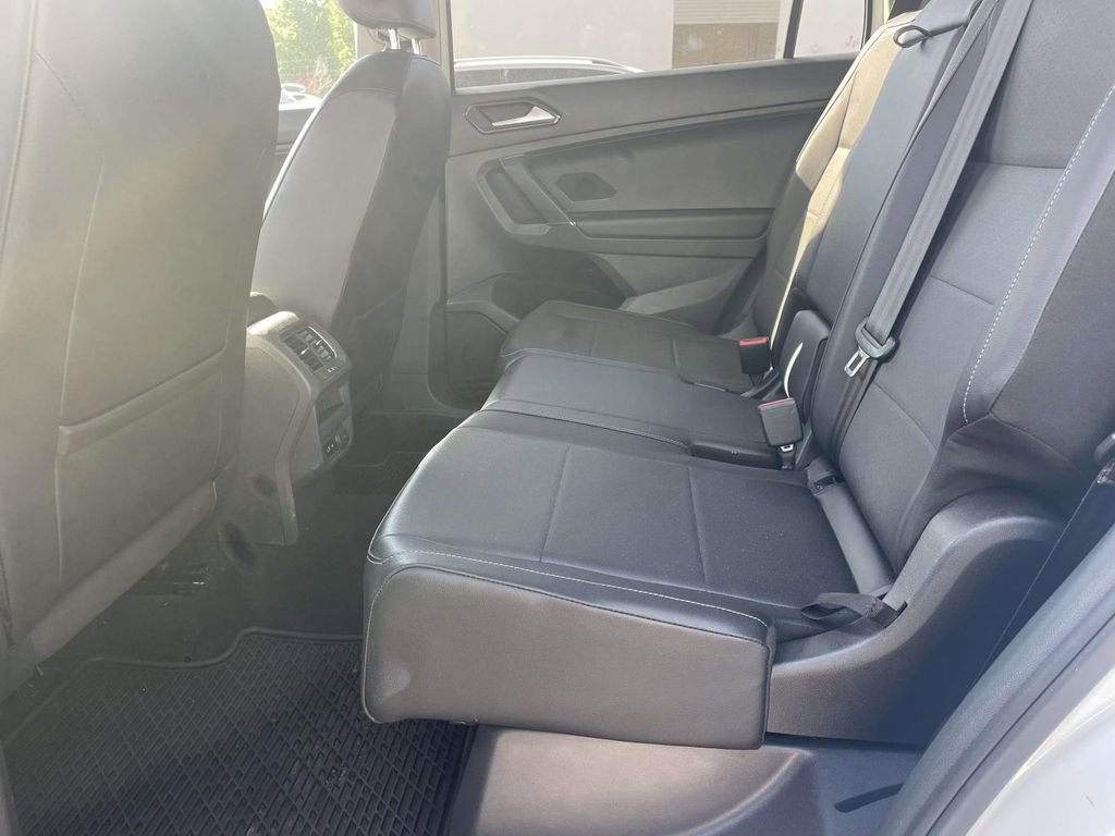 Used 2018 Volkswagen Tiguan SE w/ Panoramic Sunroof Package image 9