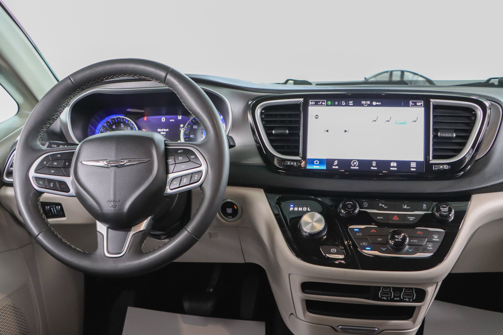 Used 2023 Chrysler Pacifica Touring-L FWD image 17