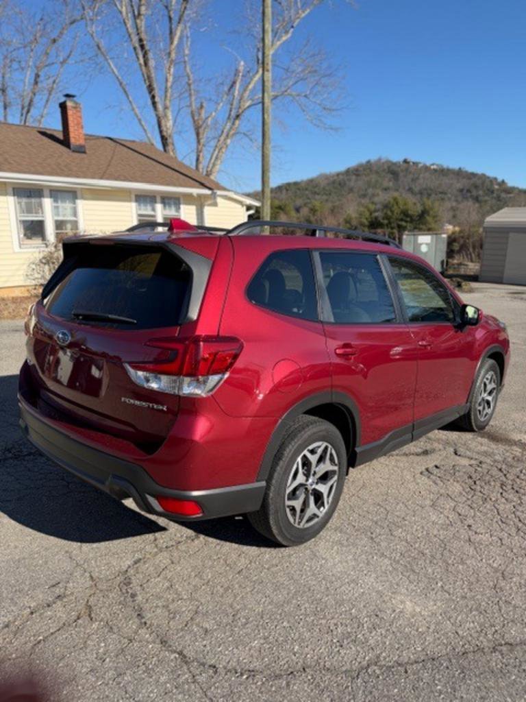 Used 2020 Subaru Forester Premium AWD/4WD image 6