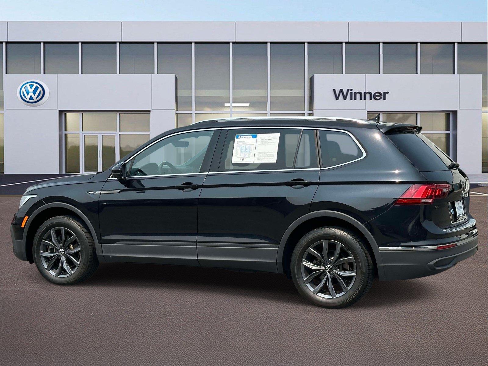 Used 2023 Volkswagen Tiguan SE w/ Panoramic Sunroof Package AWD/4WD image 2