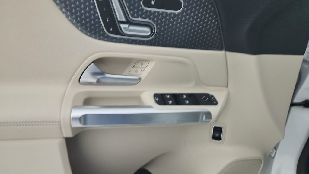 Used 2025 Mercedes-Benz GLB 250 w/ Exclusive Package image 21