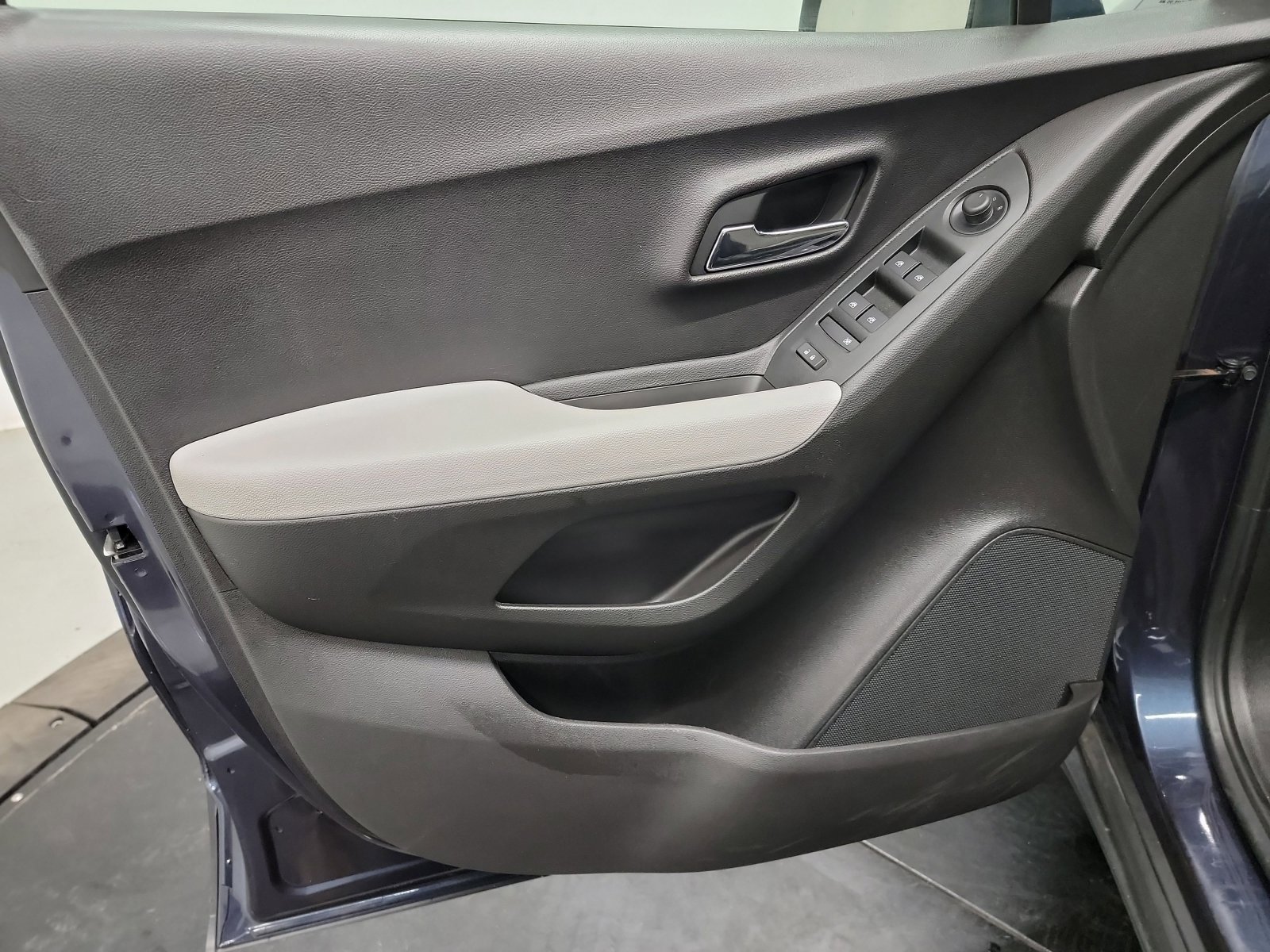 Used 2019 Chevrolet Trax LT w/ LT Convenience Package image 13