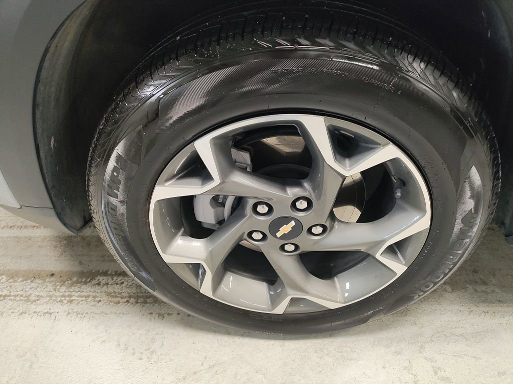 Used 2025 Chevrolet Trax LT w/ Sunroof Package image 19