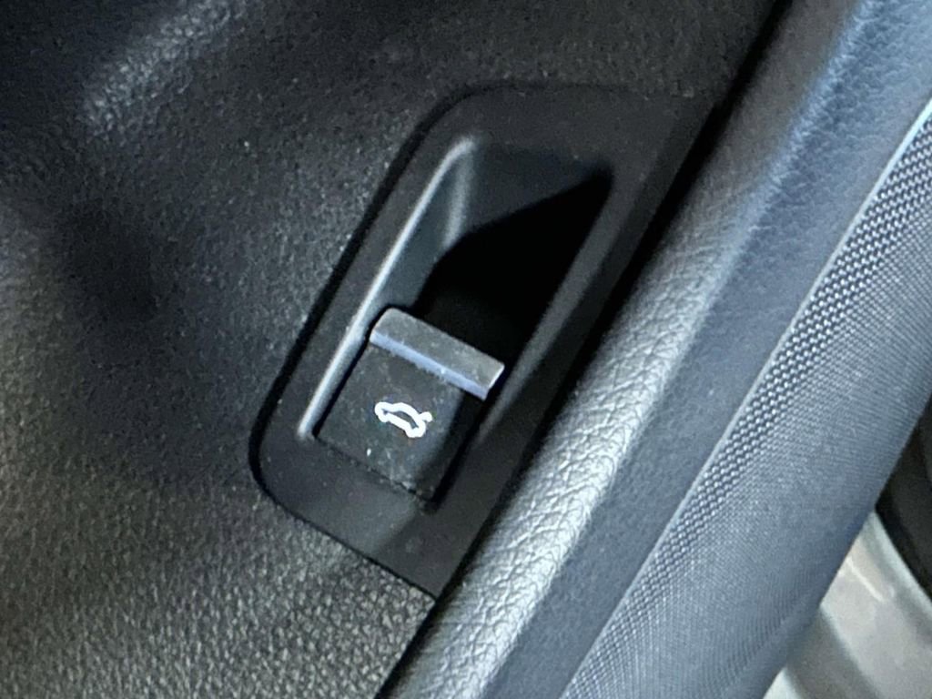 Used 2022 Audi Q8 Premium image 18