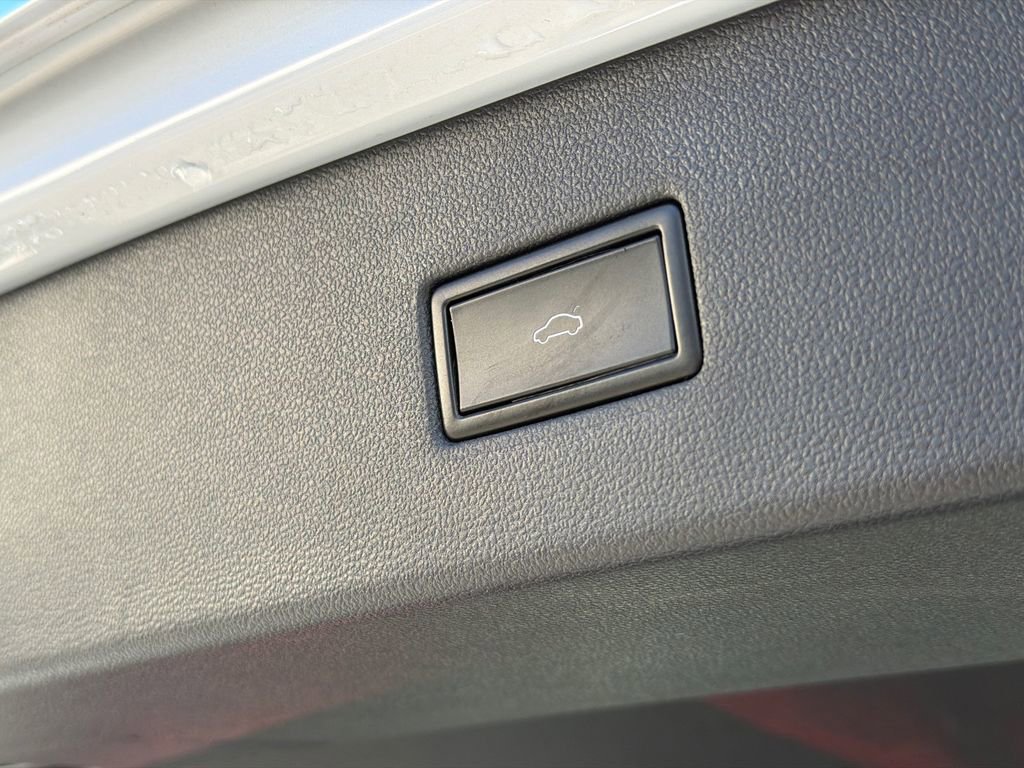 Used 2018 Volkswagen Tiguan SEL w/ R-Line Package image 9