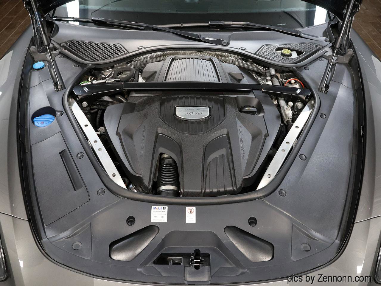 Used 2017 Porsche Panamera Sedan image 40