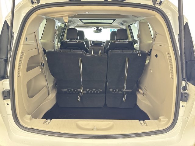 Used 2023 Chrysler Pacifica Limited FWD image 25