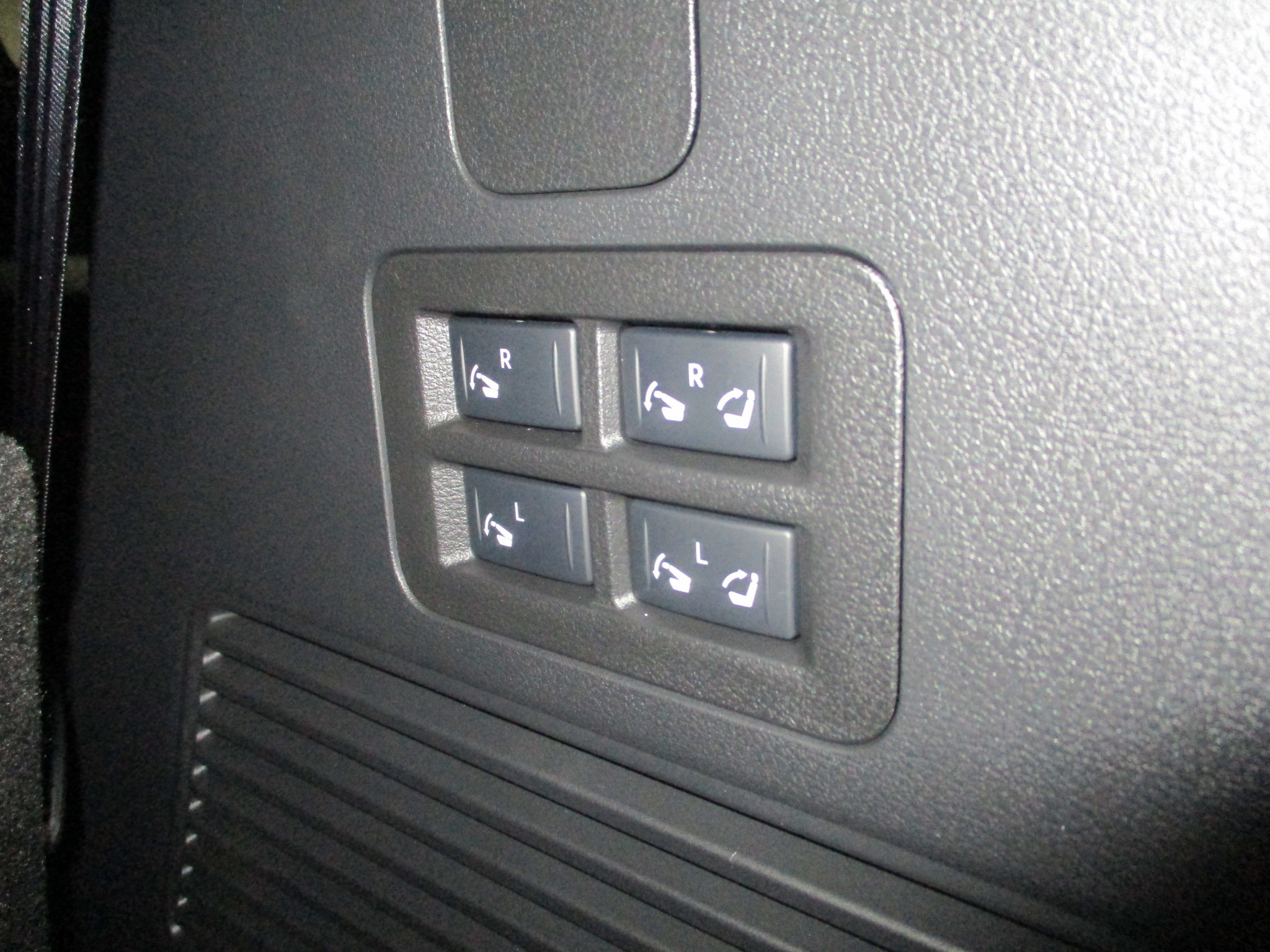 New 2025 Nissan Armada SL w/ Captain's Chari Seat Package image 7