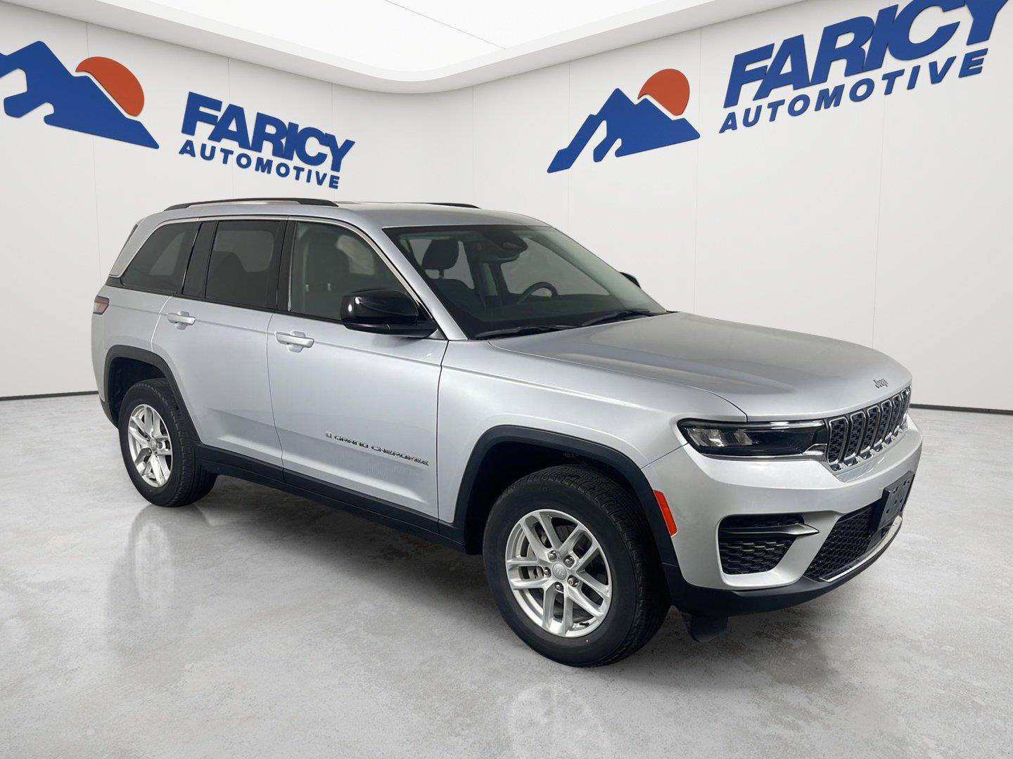 Used 2023 Jeep Grand Cherokee Laredo AWD/4WD image 5