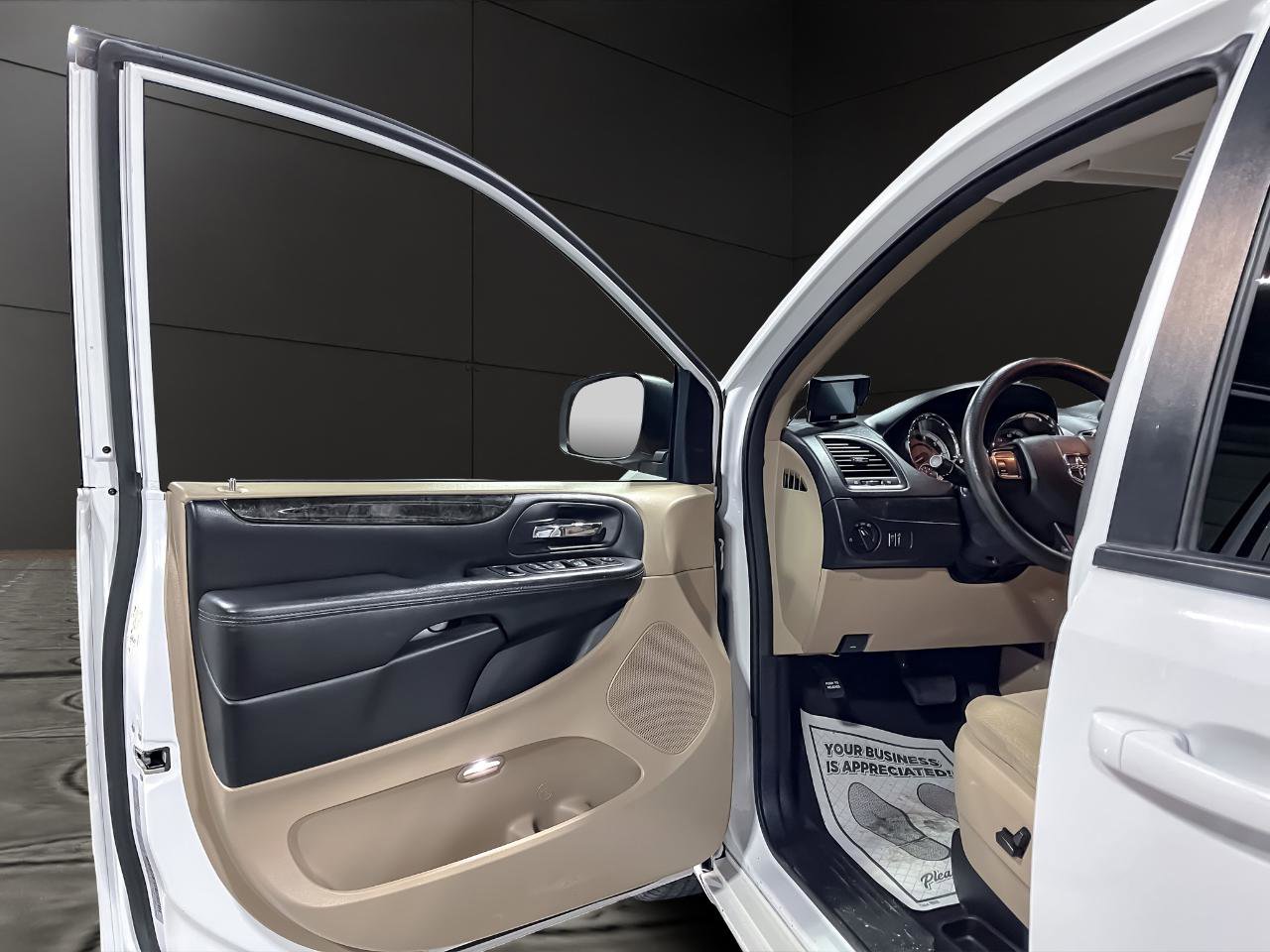 Used 2016 Dodge Grand Caravan SXT image 18