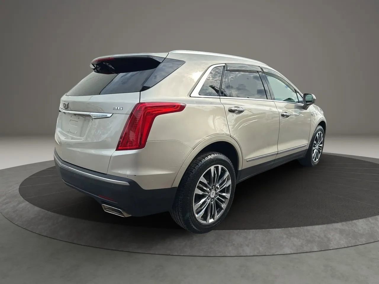 Used 2017 Cadillac XT5 Premium Luxury w/ LPO, Wheel Lock Package image 5
