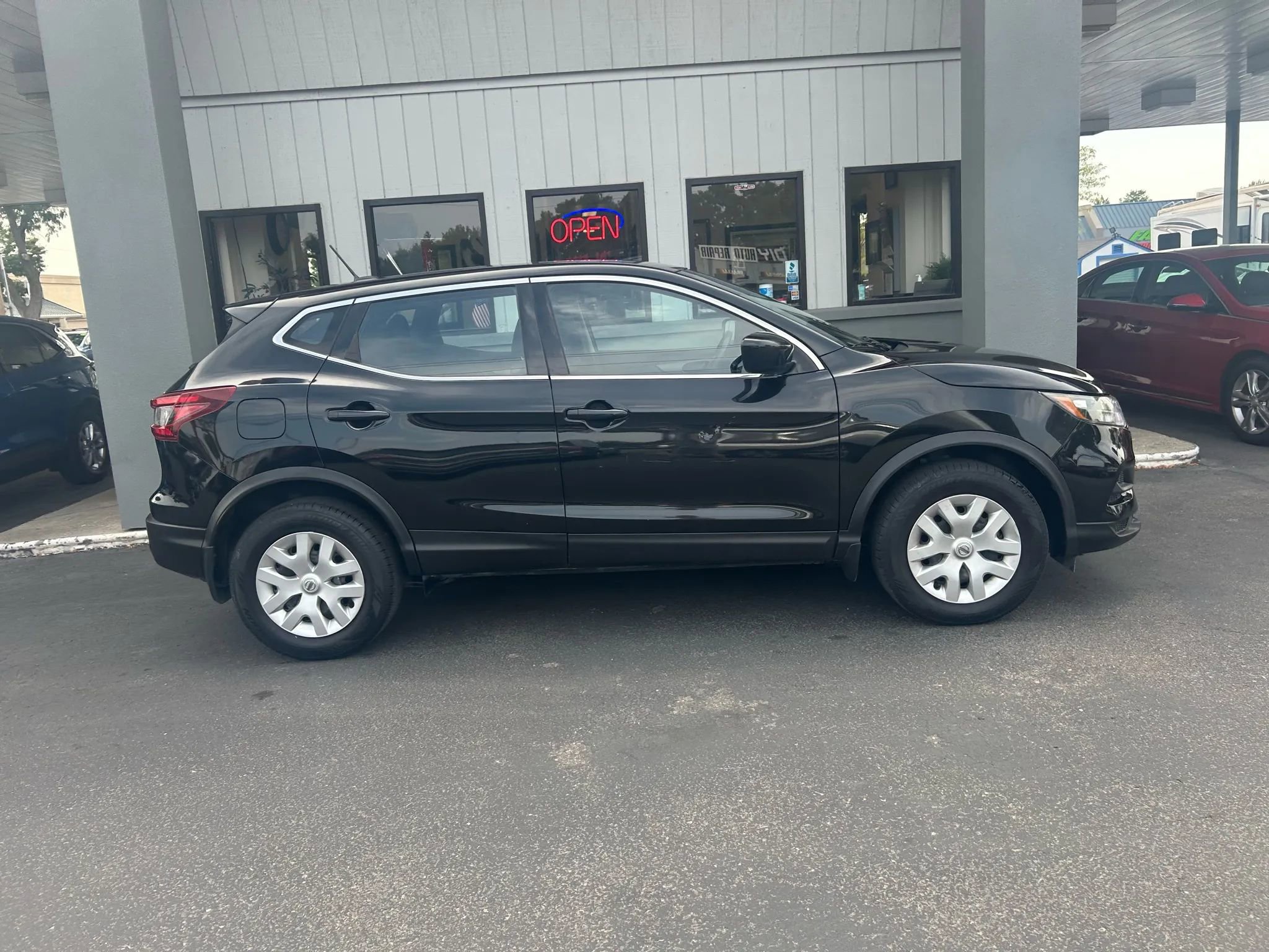 Used 2020 Nissan Rogue Sport S image 24