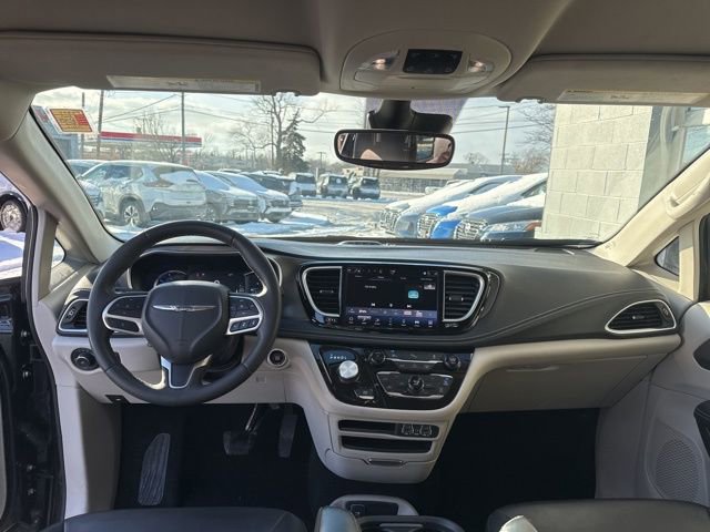 Used 2024 Chrysler Pacifica Select image 21