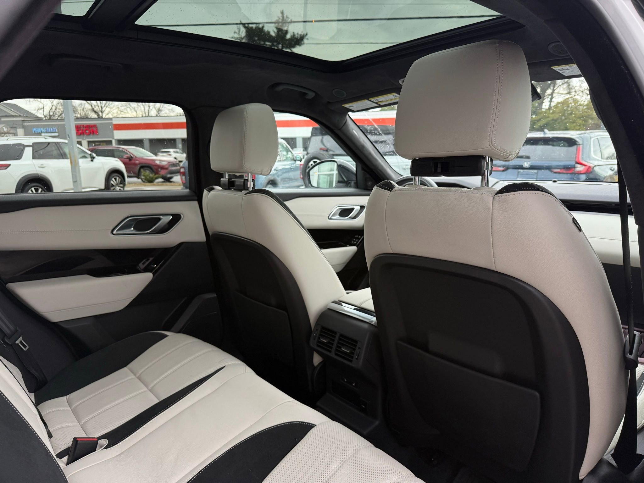 Used 2023 Land Rover Range Rover Velar R-Dynamic S image 33