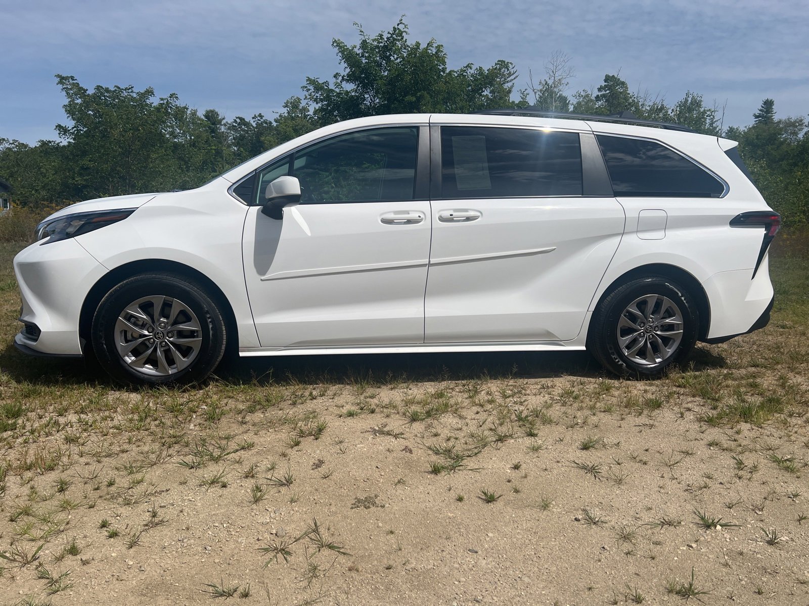 Used 2024 Toyota Sienna LE image 4