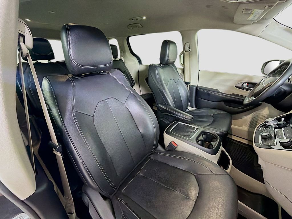 Used 2022 Chrysler Pacifica Touring-L image 28