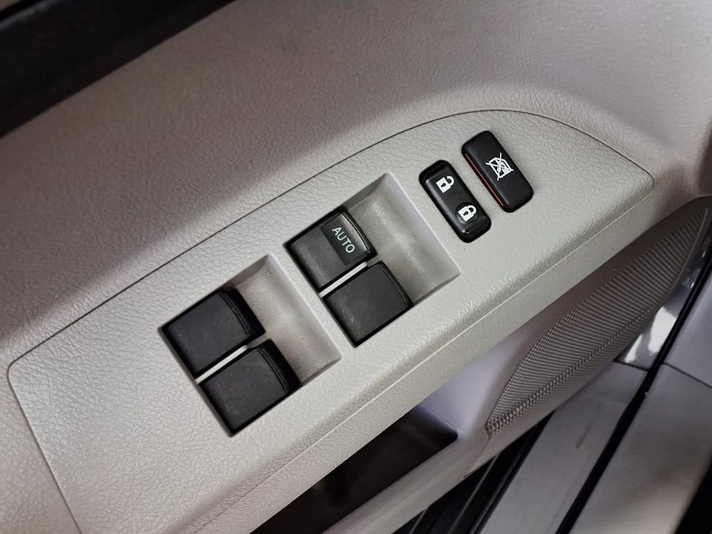 Used 2013 Toyota Highlander SE FWD image 25