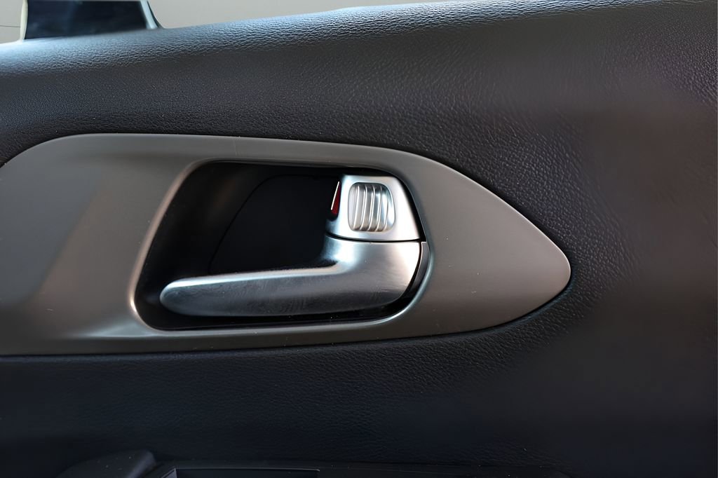 Used 2025 Chrysler Pacifica Select image 69