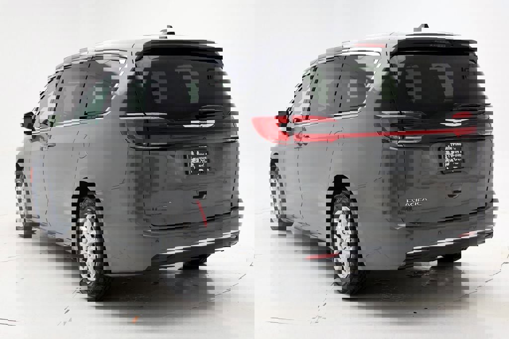 Used 2023 Chrysler Pacifica Touring-L image 6