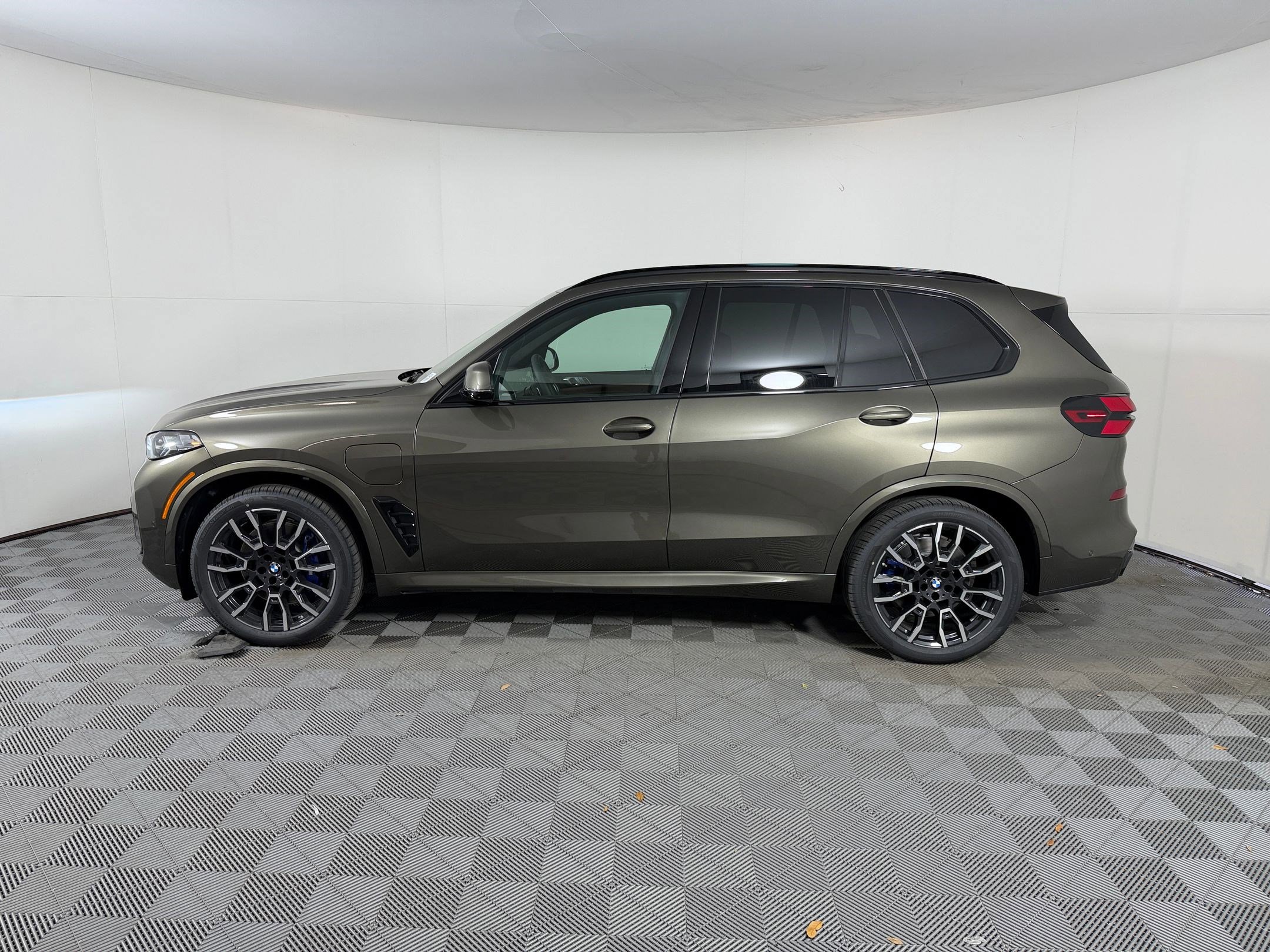 New 2026 BMW X5 xDrive50e w/ M Sport Package AWD/4WD image 2