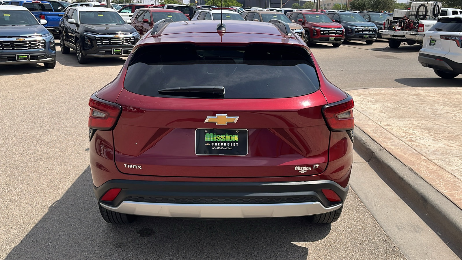 Used 2025 Chevrolet Trax LT FWD image 7