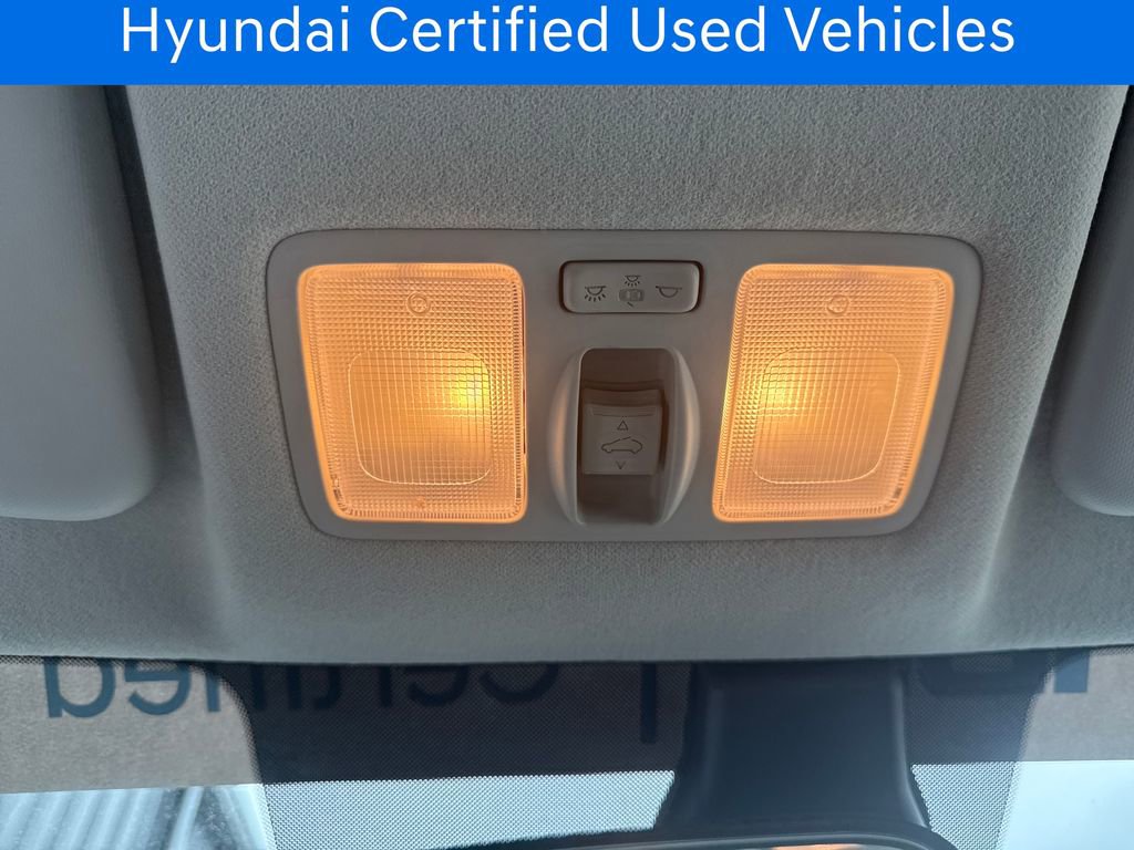 Certified 2025 Hyundai Venue SEL FWD image 31