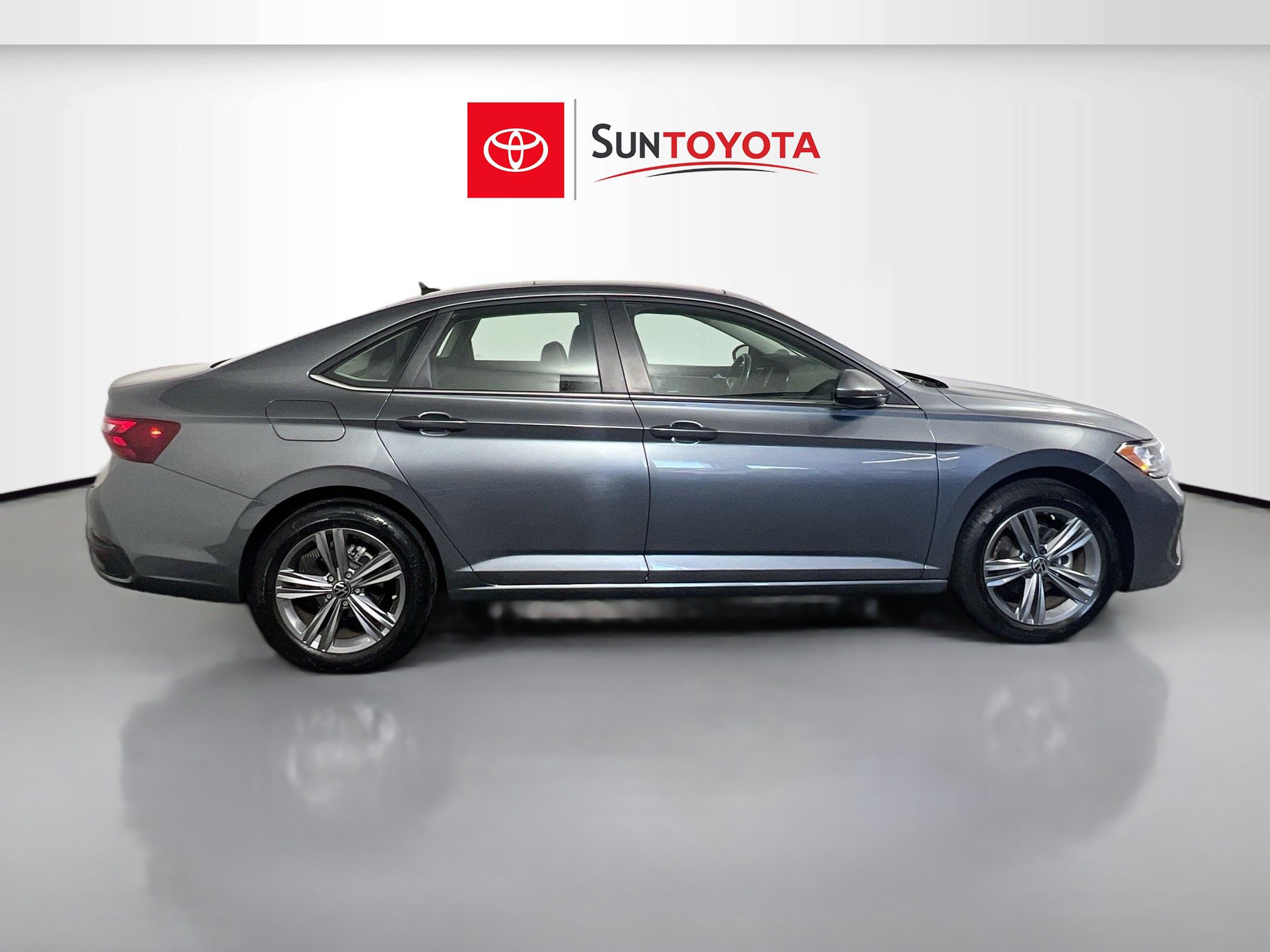 Used 2023 Volkswagen Jetta SE FWD image 2