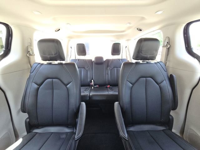 Used 2023 Chrysler Pacifica Touring-L FWD image 16