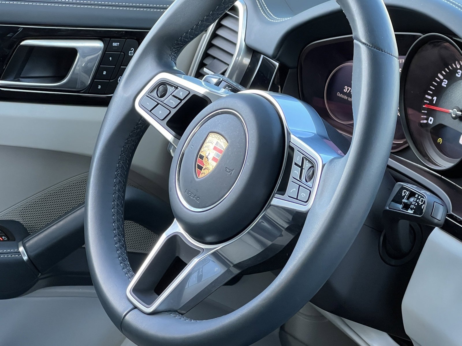 Certified 2022 Porsche Cayenne Platinum Edition image 34