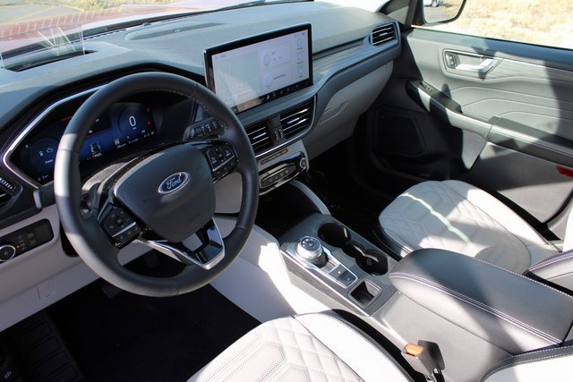 Used 2024 Ford Escape Platinum w/ Premium Technology Package image 2