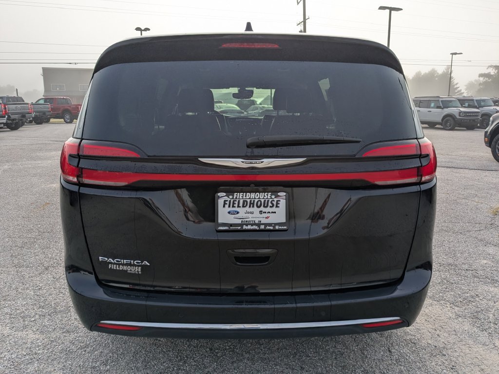 Used 2024 Chrysler Pacifica Touring-L FWD image 6