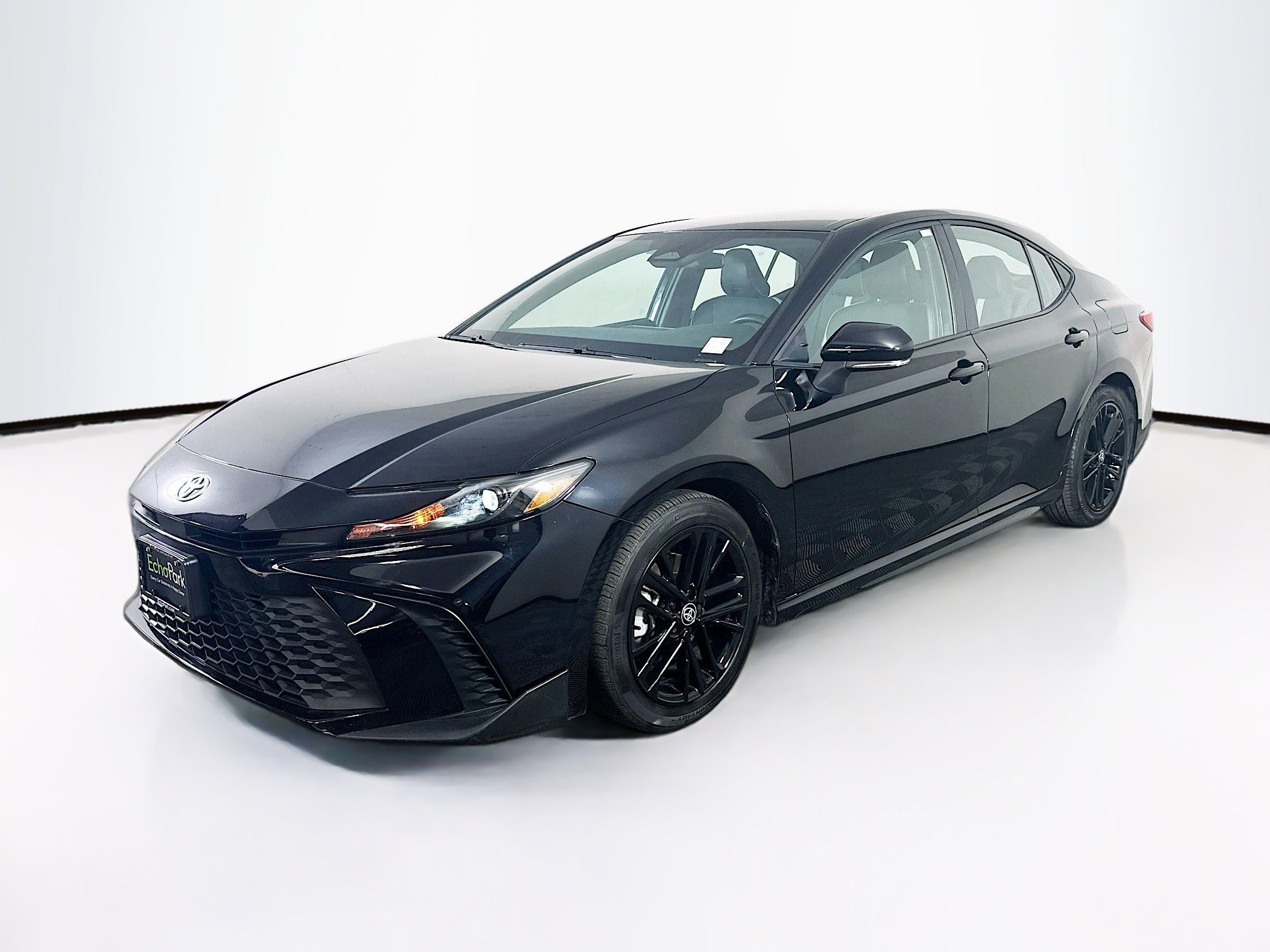 Used 2025 Toyota Camry SE image 3