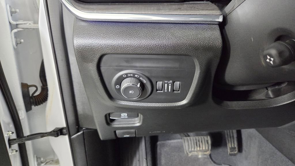 Used 2023 Jeep Grand Cherokee Overland w/ Luxury Tech Group IV AWD/4WD image 19